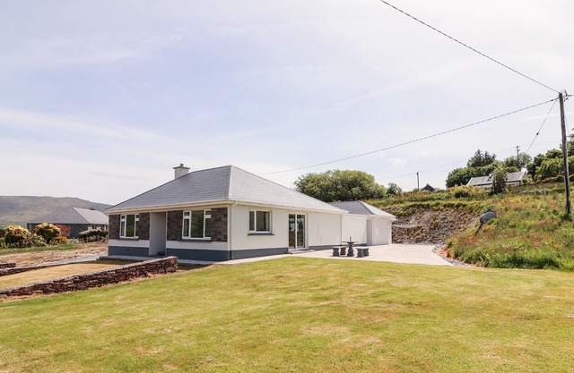 COOLNAHARRAGILL LOWER, family friendly in Glenbeigh, County Kerry