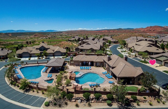 Coral Ridge Retreat 1! Right Across the Street from Pools!