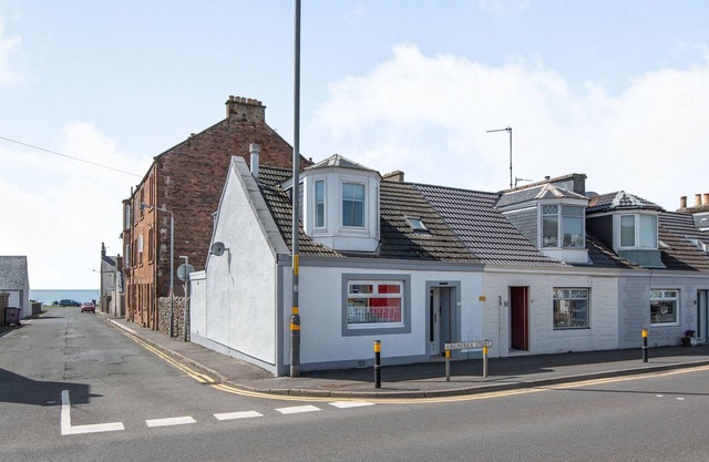 CORNER COTTAGE, pet friendly, country holiday cottage in Girvan