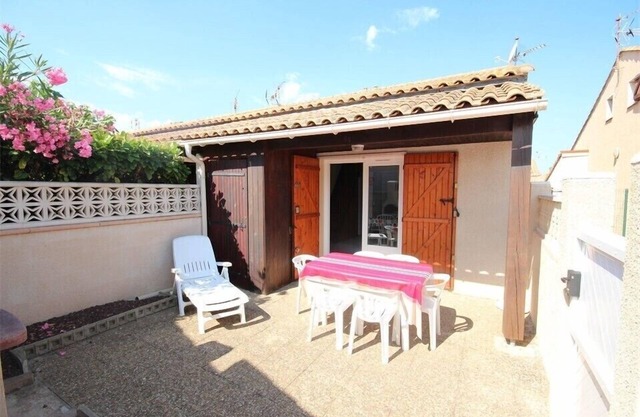 Corner house with 2 bedrooms, 5 persons, in a secured residence with pool, at only 400m from the.