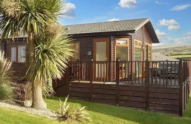 Cornish Coastal Lodge with hot tub. 2 bedrooms and just steps to the coast.