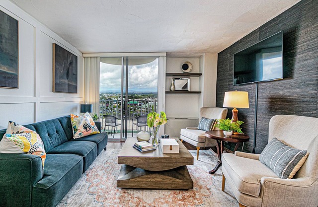 Cosmopolitan Condo - Lagoon Centre 701 In the Heart of Hilo