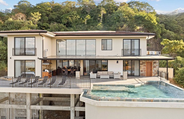 Costa Rica Villa - Ocean Views & Private Pickleball Court