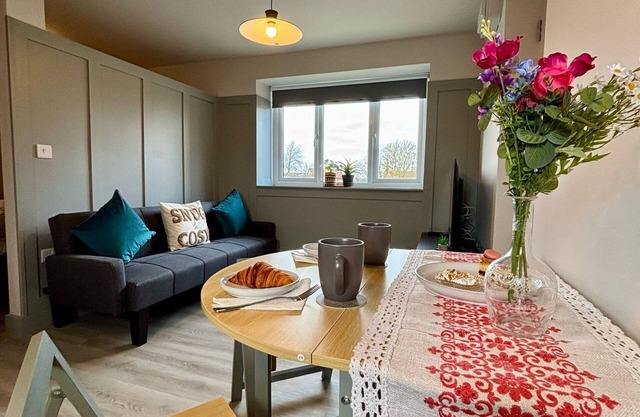 Cosy 1-Bed Apt in Newmarket with Parking