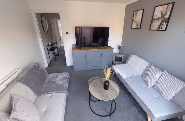 Cosy 2-Bedroom Central Home with Private Hot Tub
