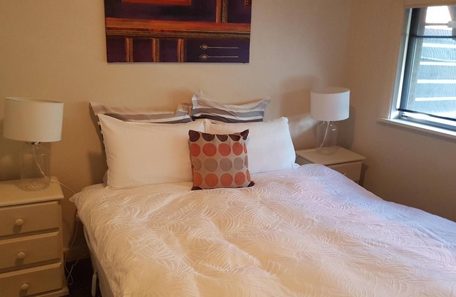 Cosy and Central Stanley St Unit - Central one bedroom apartment with a queen bed and kitchen facilities plus unlimited high speed wifi.