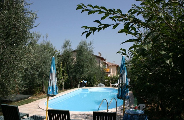 Cosy apartment for 5 guests with A/C, pool, TV, terrace and parking, close to Arezzo