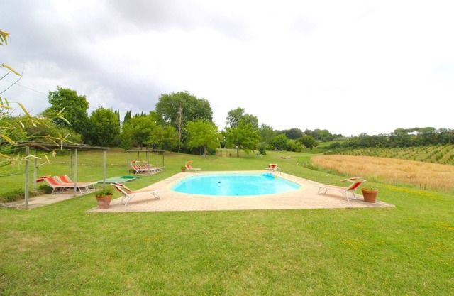 Cosy apartment for 8 people with WIFI, pool, pets allowed and parking