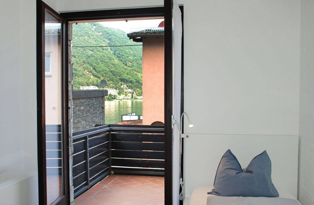 Cosy apartment for 4 people with WIFI, TV, patio, pets allowed and parking