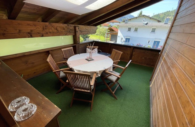 Cosy apartment for 12 guests with WIFI, TV, terrace, pets allowed and parking