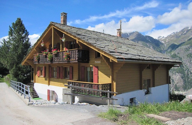 Cosy apartment for 4 people with WIFI, TV, patio, pets allowed and parking