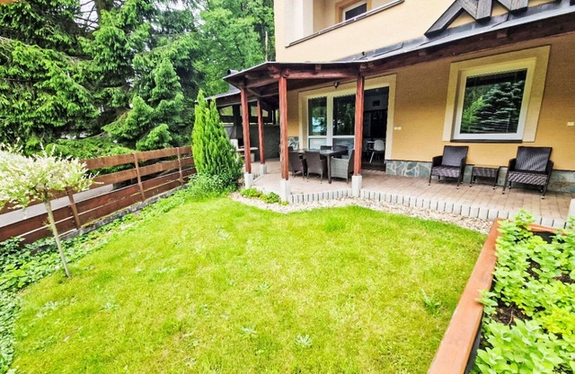 Cosy apartment for 6 people with WIFI, TV, patio, pets allowed and parking