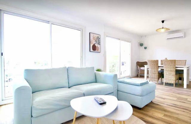 Cosy apartment ideally located in the heart of Les Sablettes, 5min walk from the beach