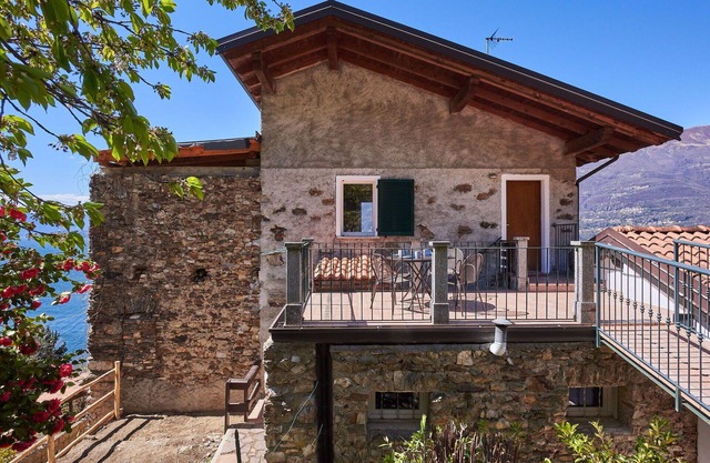 Cosy apartment in villa for 12 people with WIFI, A/C, TV, patio, pets allowed and parking