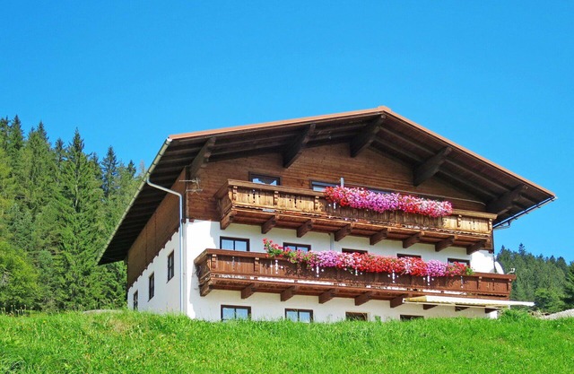Cosy apartment in villa for 4 people with WIFI, patio, pets allowed, panoramic view and parking