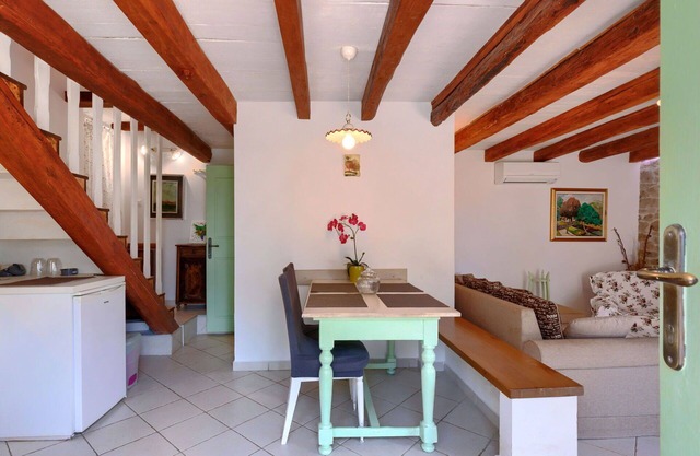 Cosy apartment in villa for 6 guests with pool, WIFI, A/C, TV, patio and pets allowed