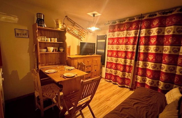Cosy apartment of 22m2 with 1 bunk bed area and 1 living room with sofa in the Hameau du Mottaret