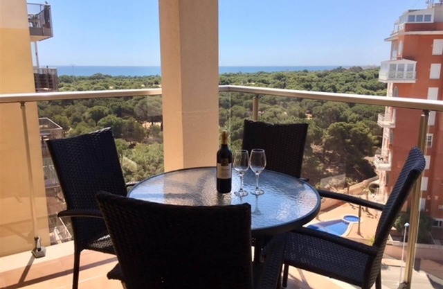 Cosy Bright & Neat Apartment with Sea View, Shared Pool & Wi-Fi