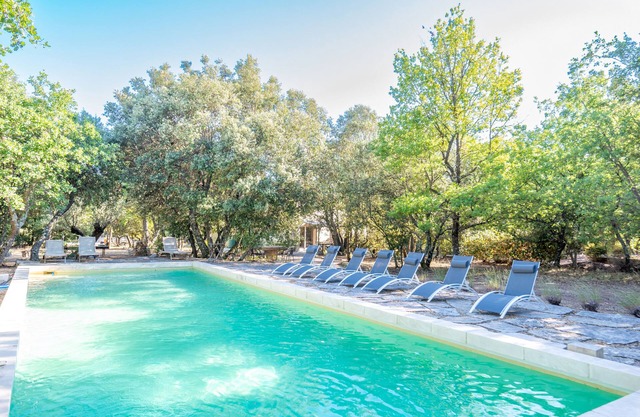 Cosy cottage near Roussillion, air-conditioned, 14m heated pool, large grounds.