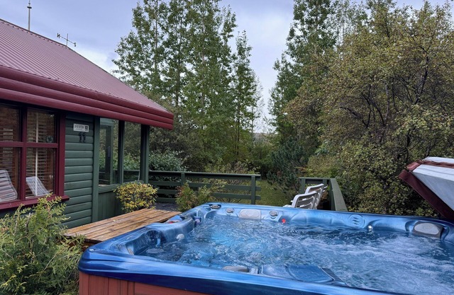 Cosy cottage with a jacuzzi close to Krauma, Hraunfossar and Langjokull glacier