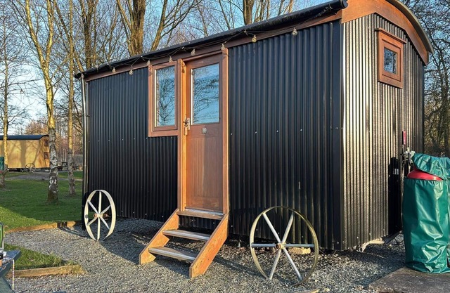 Cosy En-suite Shepherd Huts in beautiful wooded area.
