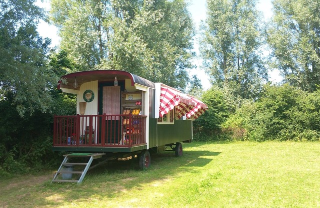 Cosy gypsy wagon with private garden near the sea and beach!