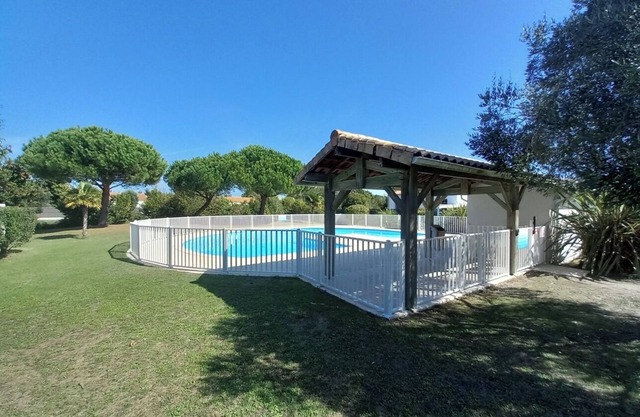 Cosy house in secure residence with swimming pool