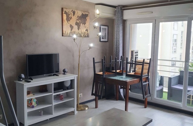 "Cosy & Modern" Apartment with private parking and close to the Paris metro!