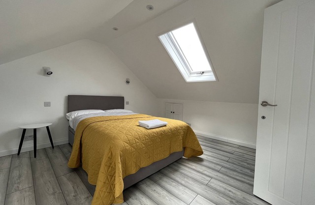 Cosy Refurbished Apartment w/King Bed, Easy Transport to Central London