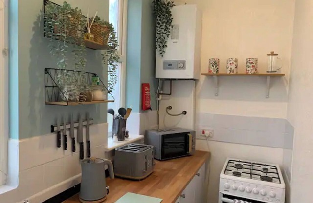 Cosy Wirral home near Liverpool with Free Parking!