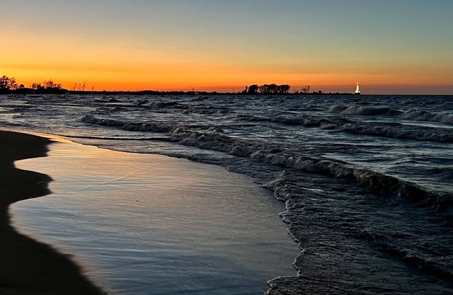 Cottage 300 steps from a private beach & minutes from Cedar Point & Sportsforce