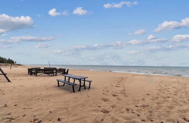 Cottage #5: 3BR/1BA Relaxing Lakeside Retreat!nn