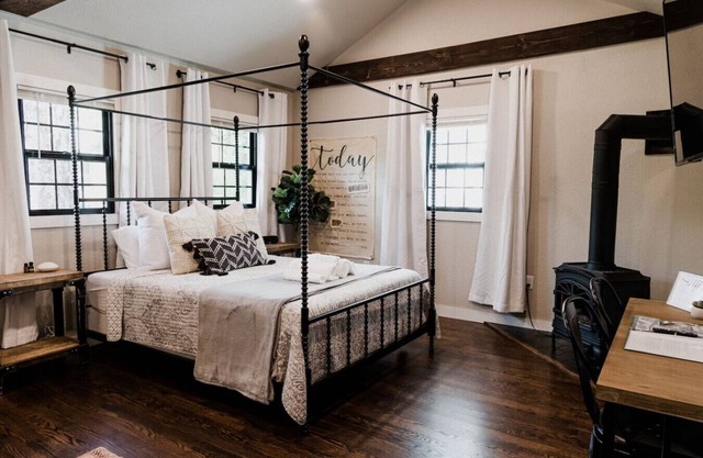 Cottage #9 Walk-in Shower Hot Tub Poster Bed