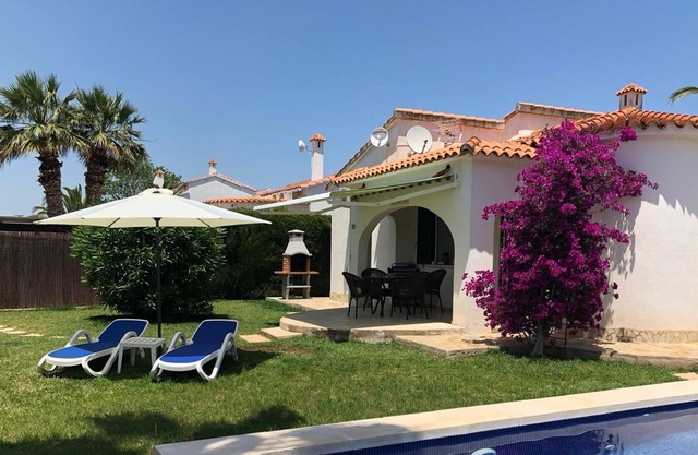Cottage for 4 pers. - near the beach, large garden, priv. Pool, WiFi, quiet location