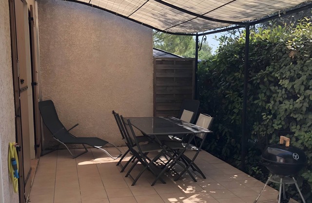 Cottage 'Gite Le Cyprès' with Wi-Fi and Air Conditioning