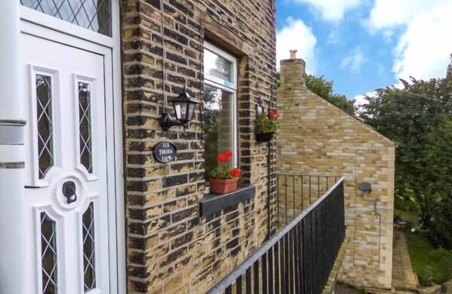 COTTAGE IN THE SKY, romantic, character holiday cottage in Luddenden