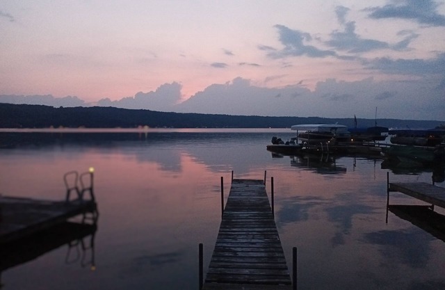 Cottage on Conesus lake w private shared lake access/beach, fireplace & AC