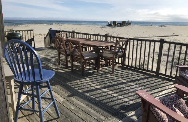 Cottage on the beach in Smith Pt. Ocean, Bay and Sunsets.