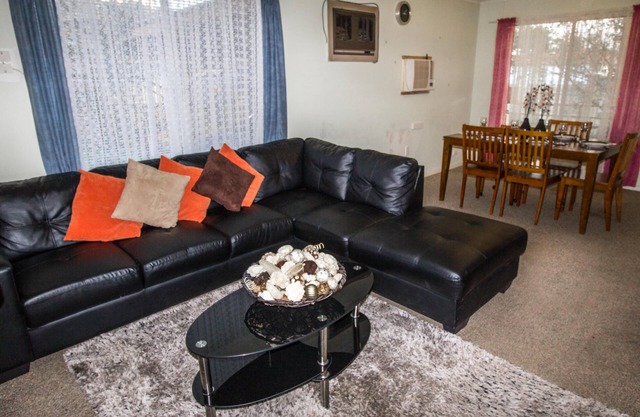 Cottage plus Caravan Stay close to CBD - FREE WiFi - Pet Friendly - Paragliding - Nature - Lake Keepit - Country Music
