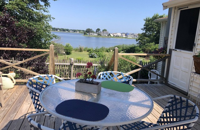 Cottage retreat on tidal pond, steps to the beach