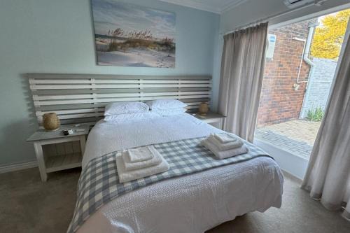 Cottage - Sleeps 4 - Pet friendly - Pool - Parking