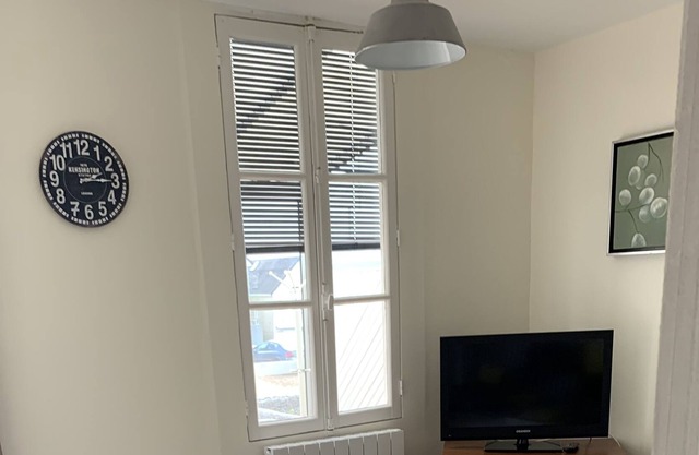 Cottage with sea view, 10 meters from the beach