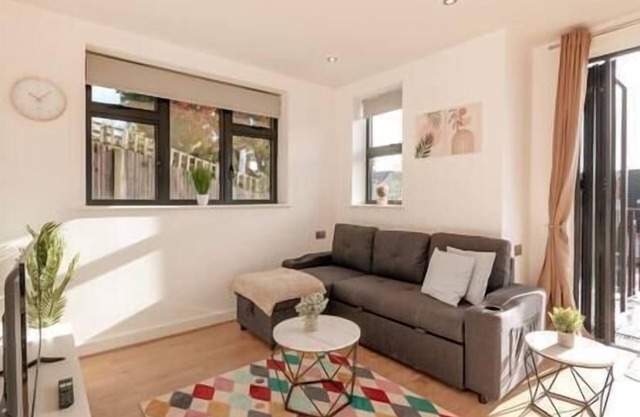 Coulsdon - Entire 2BR Flat with Terrace - Walk to Station