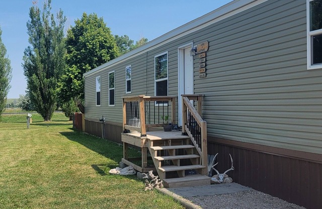 Country Comfort! Cozy 4-bedroom mobile home in quiet Saint Onge with WiFi, AC!