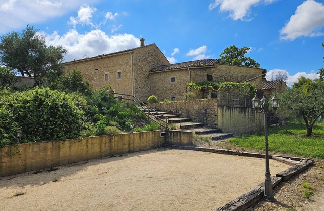 Country gîte in a stone farmhouse, in the countryside with shared swimming pool