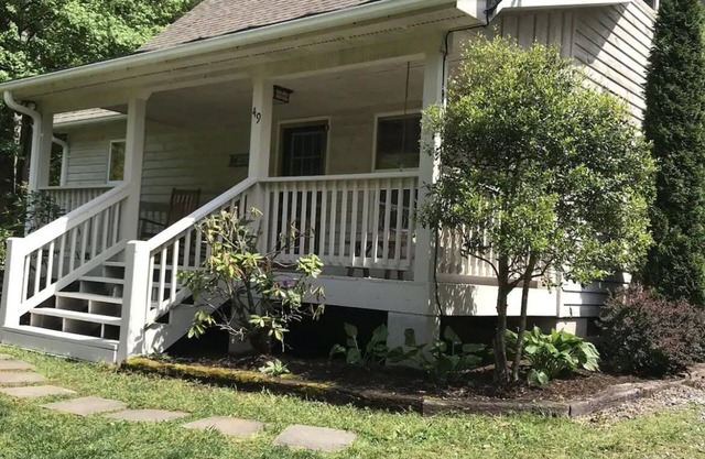 Country House by the Creek in Sylva/Pet friendly!