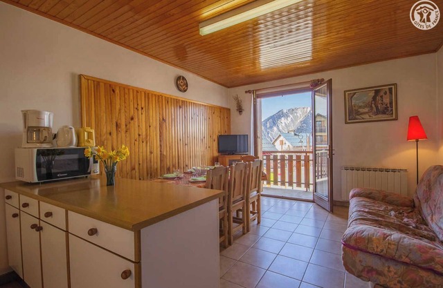 Country house located at the foot of the Albiez-Montrond ski slopes (35km of runs) and in the heart of the village.