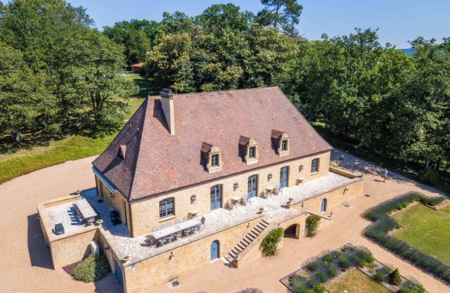 Country house 'Les Hauts De Chaunac - Le Manoir' with mountain views, Wi-Fi, and air conditioning.