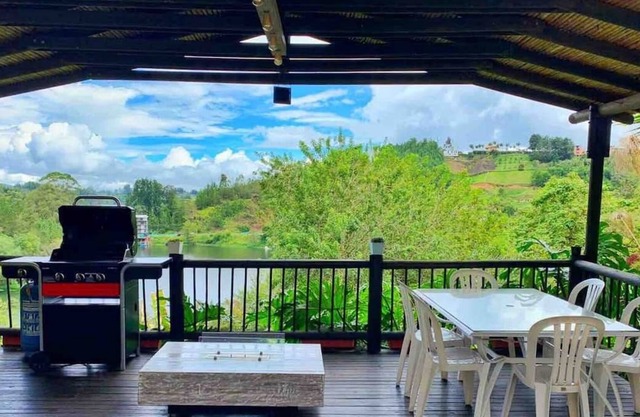Country house with access to the Guatape reservoir.