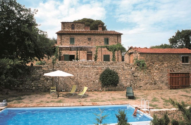 Country house with an original tower dating back to 1500. In a panoramic position, surrounded by vin